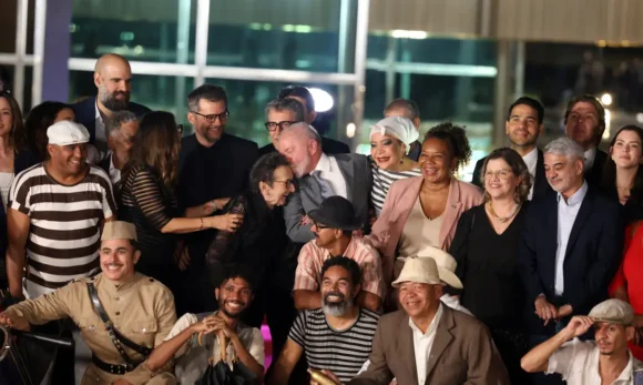 Lula recebe Wagner Moura e Kleber Mendonça Filho para exibição de filme premiado no Palácio da Alvorada