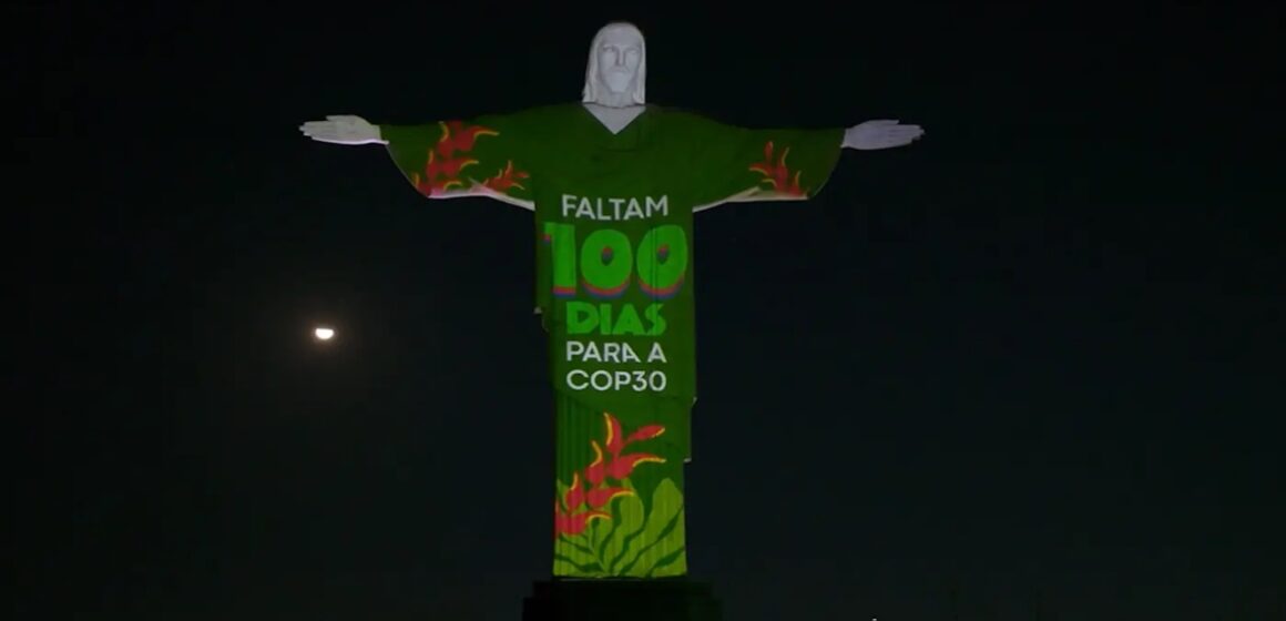 Cristo Redentor marca 100 dias para a COP30 com projeção da Amazônia