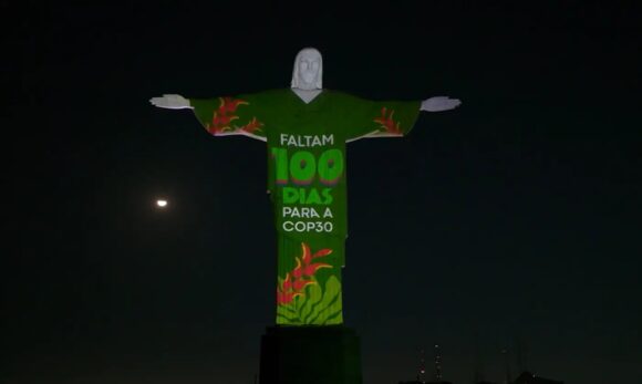 Cristo Redentor marca 100 dias para a COP30 com projeção da Amazônia