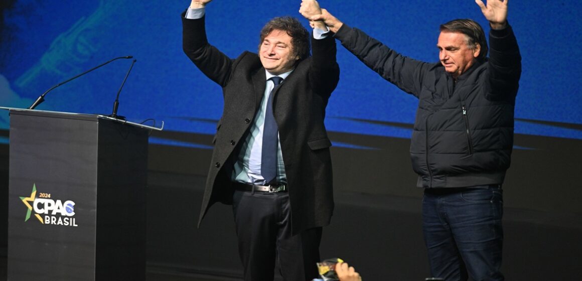 Polícia Federal aponta que Bolsonaro faria pedido de asilo político à Argentina