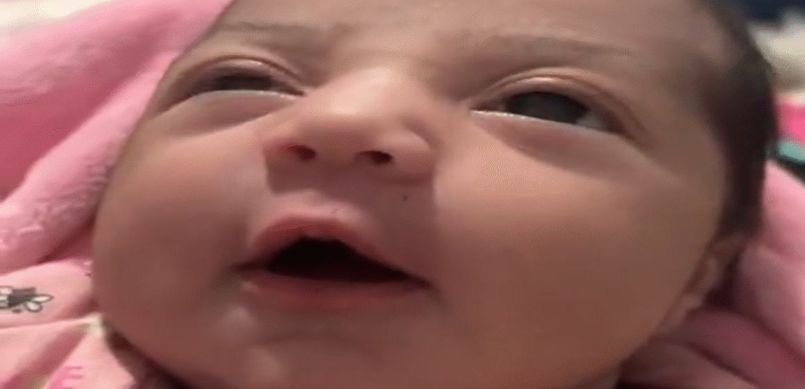 Bebê viraliza ao sorrir após mãe dizer “Você não nasceu pobre”; vídeo encanta web