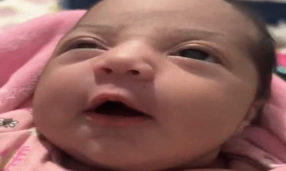 Bebê viraliza ao sorrir após mãe dizer “Você não nasceu pobre”; vídeo encanta web