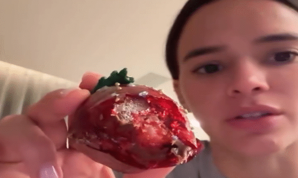 Bruna Marquezine experimenta “morango do amor de luxo” que custa R$ 2,1 mil