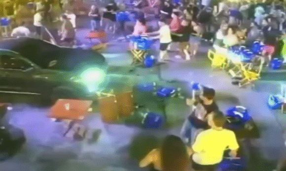Homem invade casa de show com carro após ser expulso de festa em Belém