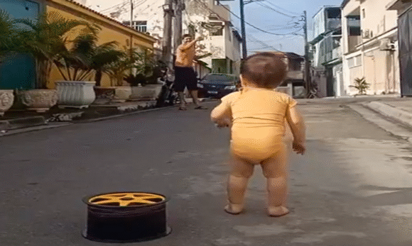 Bebê de 1 ano e 2 meses surpreende ao empinar pipa sozinho em vídeo viral