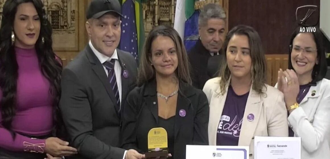 Vítima de tentativa de feminicídio recebe comenda Maria da Penha em Natal