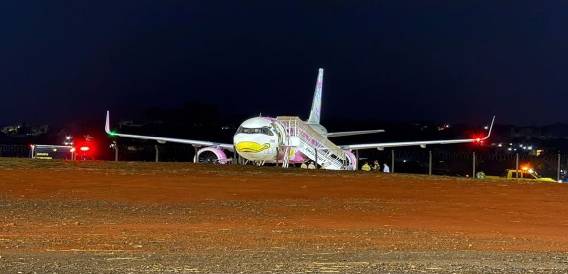 Avião da Azul faz pouso de emergência em Brasília após ameaça de bomba