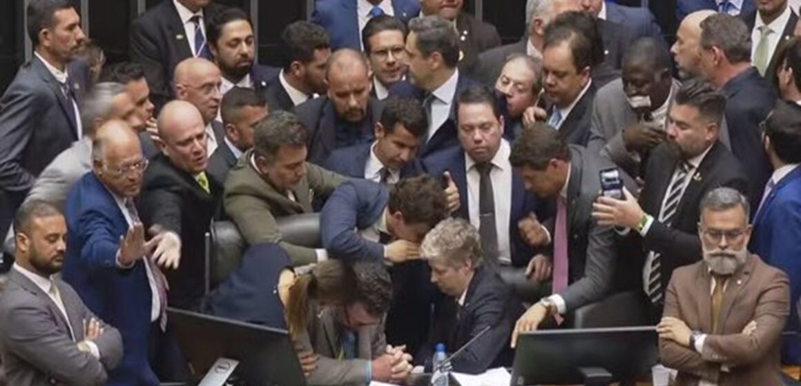 Congresso vive noite de tensão com deputados impedindo Motta e abrir sessão