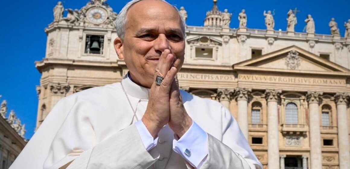 Papa Leão XIV surpreende fiéis com saudação em português durante Audiência Geral