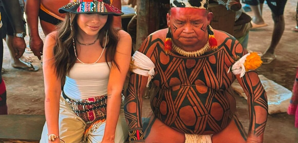 Anitta participa de ritual indígena no Xingu e se emociona com homenagem a líderes