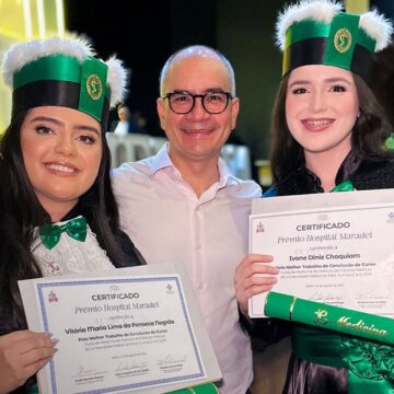 Vitória Fonseca e Ivone Chaquiam com Dr. João Alberto Premiadas