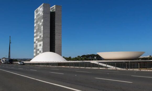 Congresso retoma trabalhos com pautas polêmicas: de isenção do IR a cassação de Zambelli