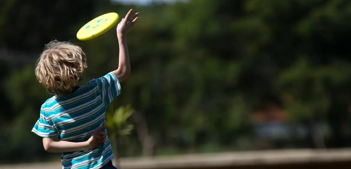 Pesquisa revela que 29% dos cuidadores ainda usam palmadas e beliscões em crianças