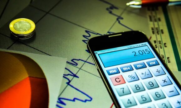 Mercado financeiro reduz projeção da inflação para 5,07% em 2025, mas índice ainda supera meta do BC