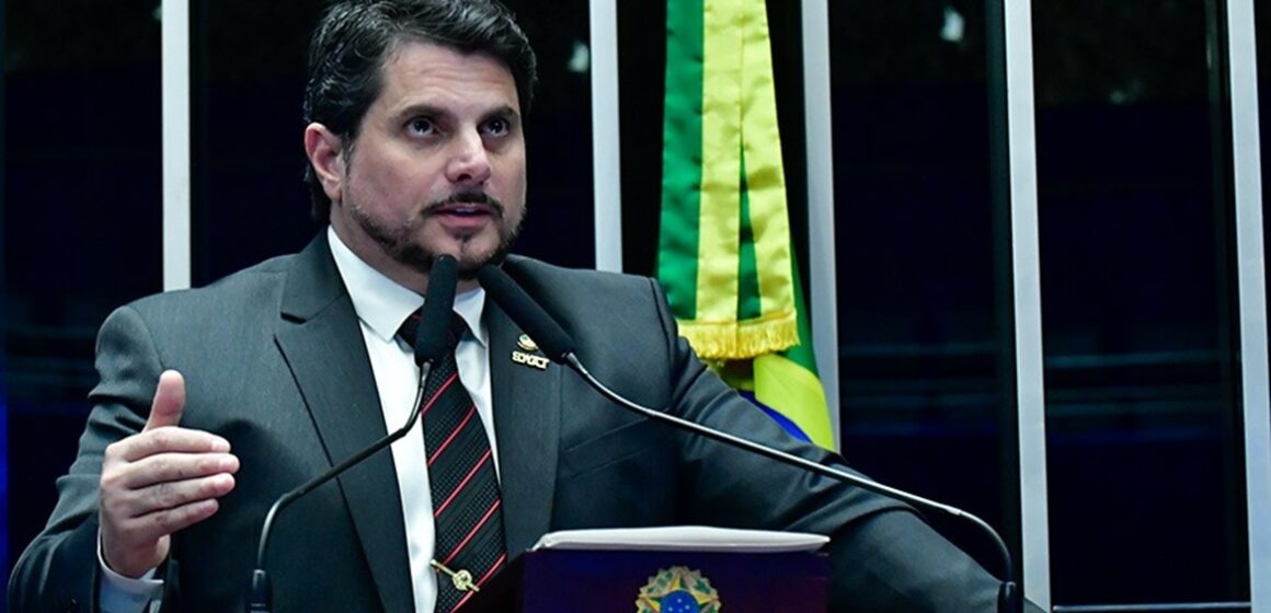 Moraes flexibiliza toque de recolher para que senador Do Val participe de votações no Senado