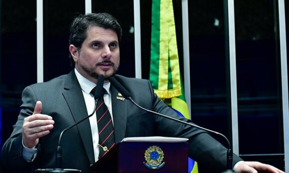 Moraes flexibiliza toque de recolher para que senador Do Val participe de votações no Senado