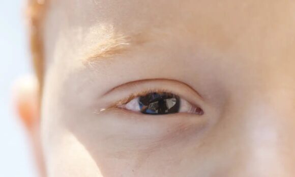 Cartilha orienta pais e professores sobre saúde ocular infantil