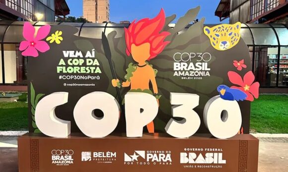 Totem interativo marca contagem regressiva para a COP30 na Estação das Docas
