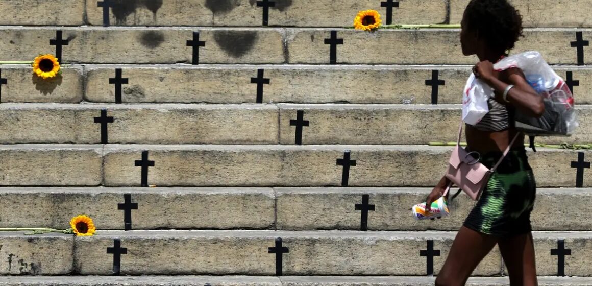 Feminicídios por arma de fogo aumentam 45% em 2025, aponta estudo