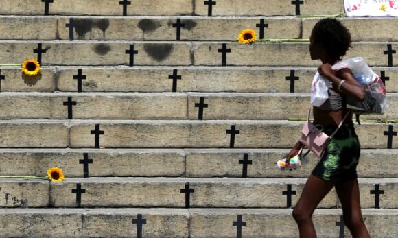 Feminicídios por arma de fogo aumentam 45% em 2025, aponta estudo