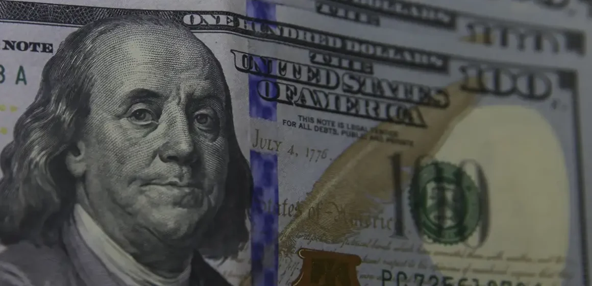 dolar_moeda_0803221207 Dólar recua e fecha no menor patamar desde junho de 2024