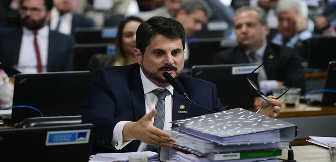 Senador Marcos do Val recebe tornozeleira eletrônica após desobedecer ordem do STF