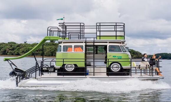 Kombi vira barco de luxo por R$ 790 mil e navega com motor V6 de 200 cavalos