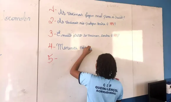 Brasil supera média global de vacinação contra HPV, mas enfrenta desafio com adolescentes mais velhos