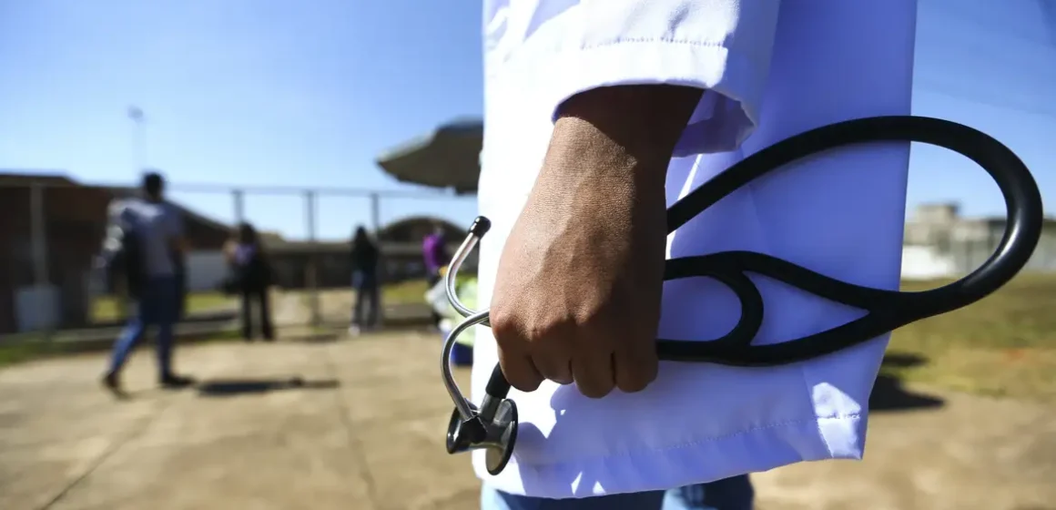 MEC anuncia suspensão de vestibular para cursos de medicina com nota baixa em exame federal