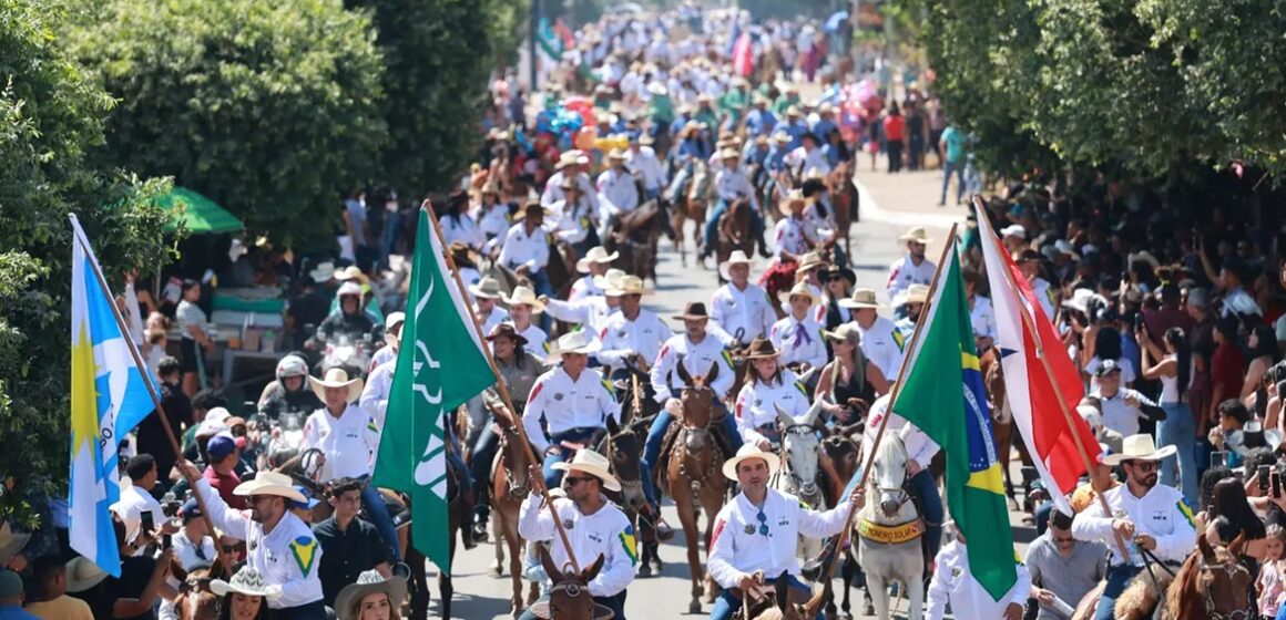 Cavalgada Ruralista reúne multidão em abertura da Feira Agropecuária de Xinguara