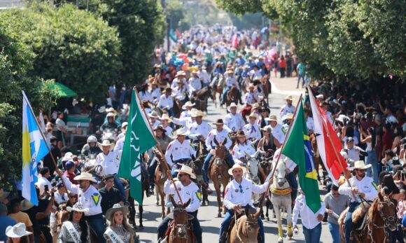 Cavalgada Ruralista reúne multidão em abertura da Feira Agropecuária de Xinguara