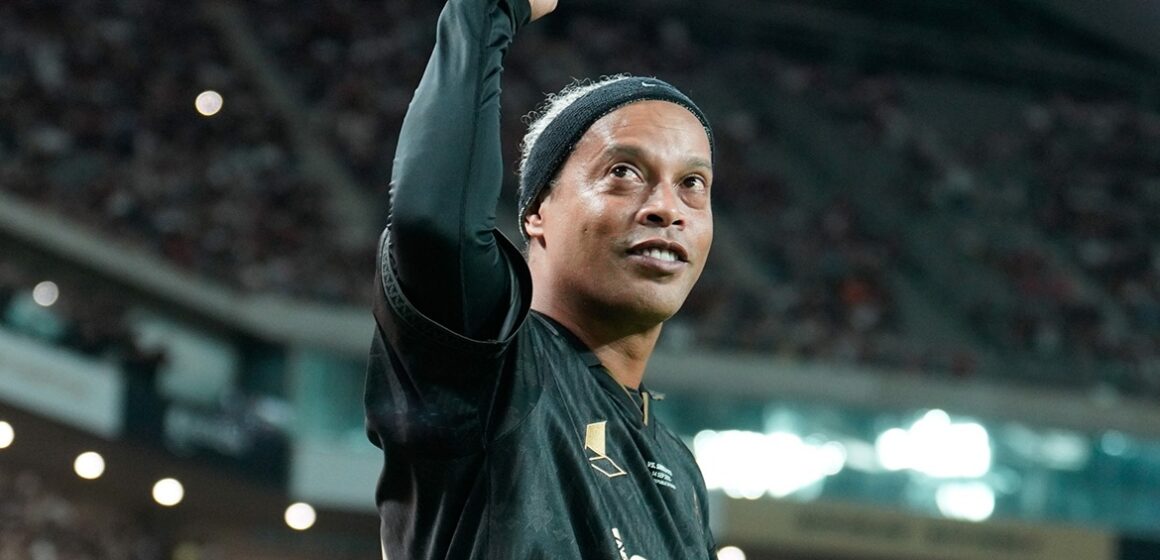 Ronaldinho entrega o prêmio Bola de Ouro em Paris