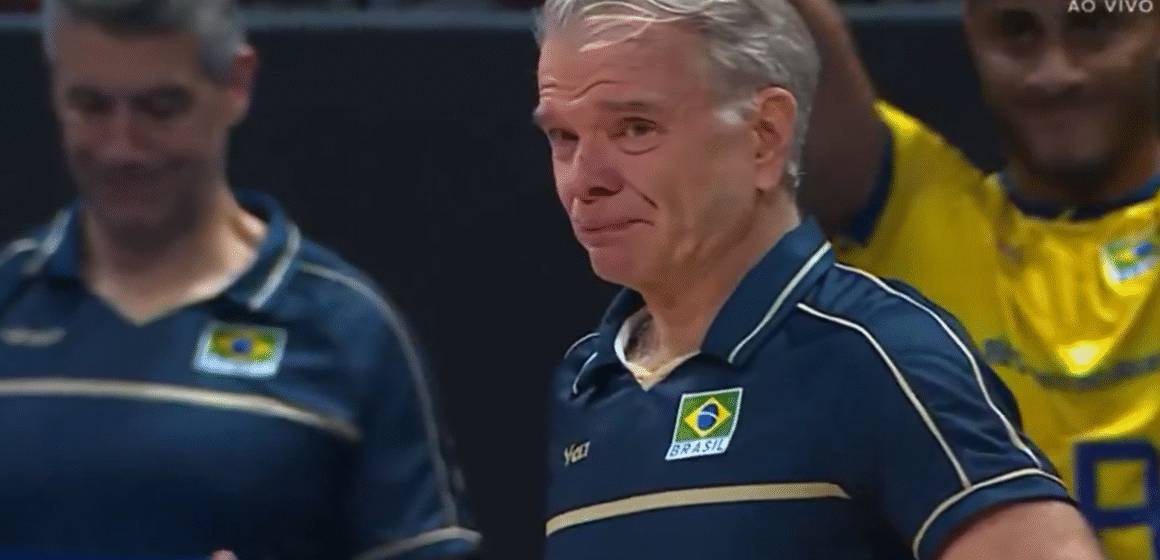 Captura de tela 2025-09-18 093303 Técnico da seleção masculina de vôlei, Bernardinho, chora durante jogo, pela morte da mãe aos 90 anos