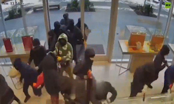 Grupo de mais de 20 assaltantes invade joalheria e rouba US$ 1 milhão na Califórnia