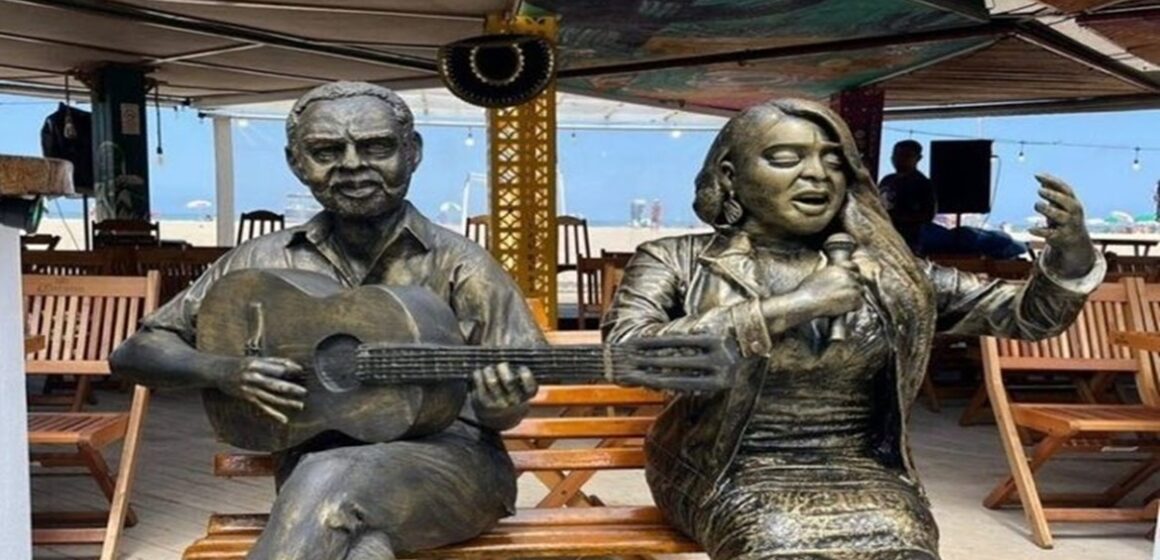 G06748IXYAAsga_ Estátua de Preta Gil é inaugurada ao lado da de Gilberto Gil em Copacabana