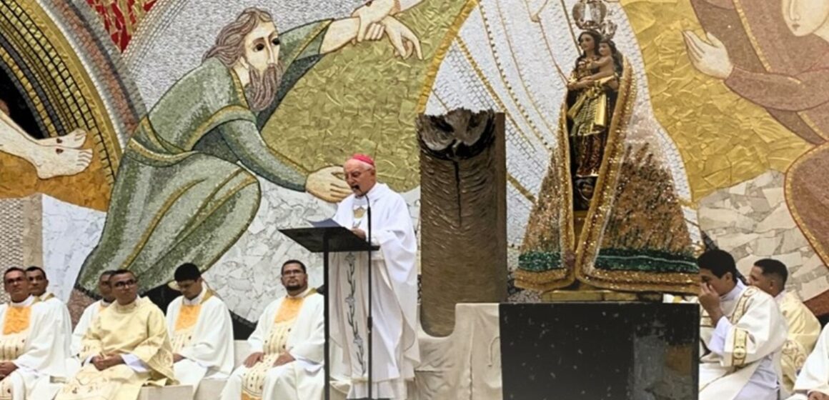 Bispo de Castanhal completa 75 anos e anuncia renúncia ao Papa durante missa solene