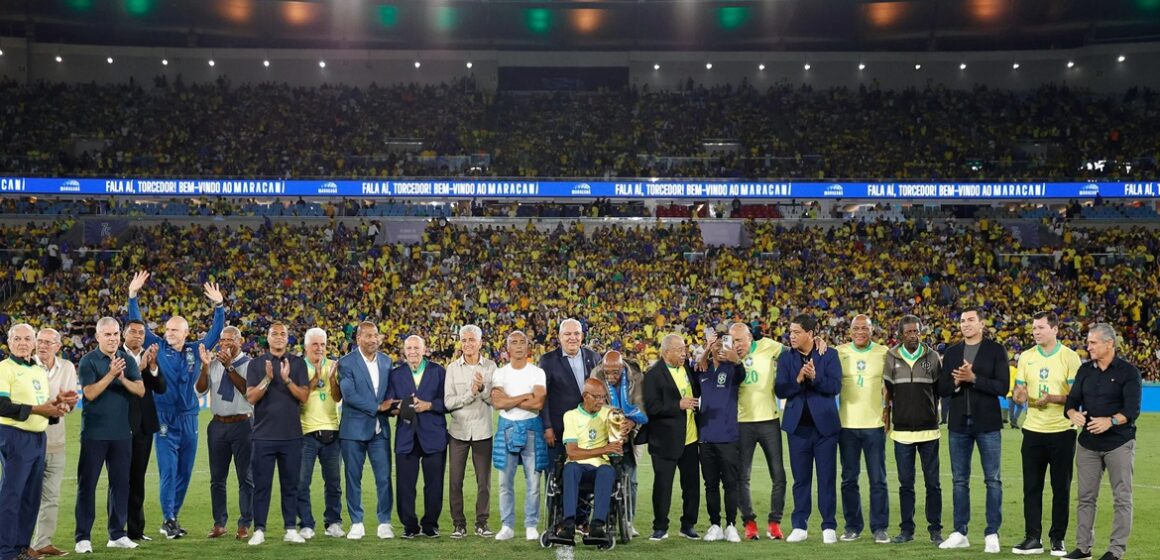 Encontro de gerações emociona torcedores no Maracanã em homenagem à Seleção Brasileira