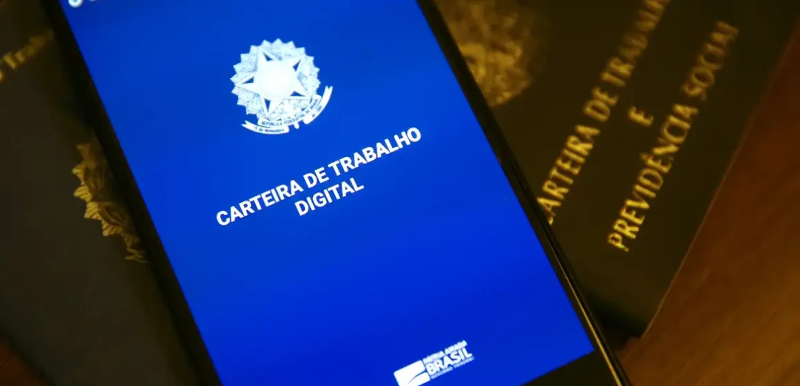 carteira-de-trabalho-digital_mcamgo_abr_240620211818-3 Desemprego no Brasil mantém menor nível histórico de 5,6% em agosto