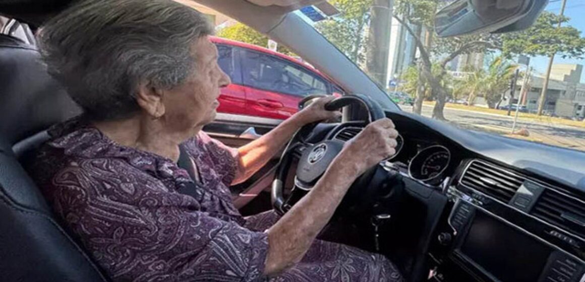 Aos 101 anos, idosa renova CNH e recebe autorização para dirigir até os 104 em Mato Grosso do Sul