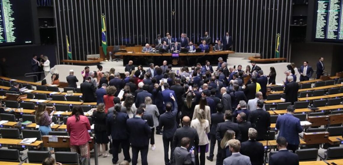Câmara aprova urgência para projeto que anistia condenados de 8 de Janeiro, incluindo Bolsonaro