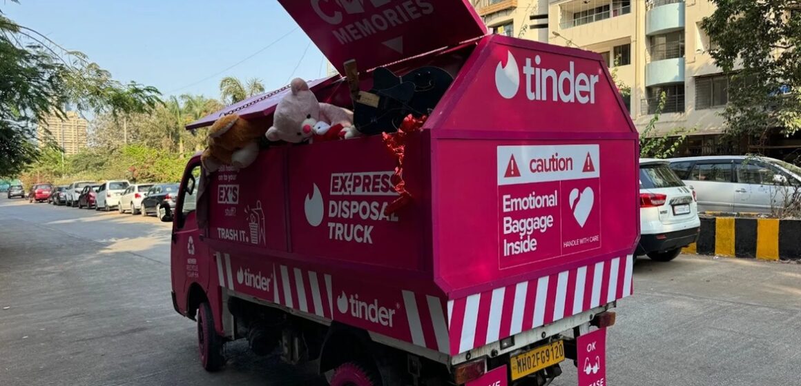 Tinder Índia lança caminhão de lixo para descartar lembranças de ex-parceiros