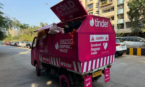 Tinder Índia lança caminhão de lixo para descartar lembranças de ex-parceiros