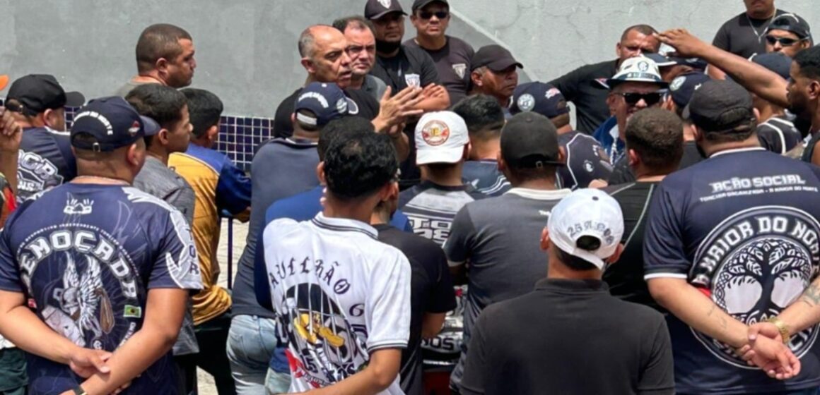 Torcedores do Remo protestam no Baenão e são recebidos por diretoria