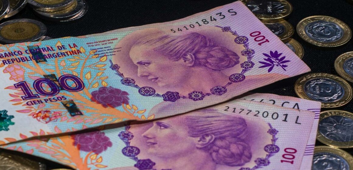 Peso argentino lidera desvalorização global com queda de 27,4% frente ao dólar em 2025