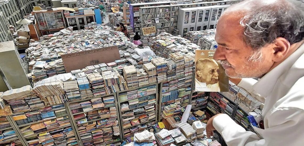 Indiano de 75 anos constrói biblioteca com 2 milhões de livros e abre ao público gratuitamente