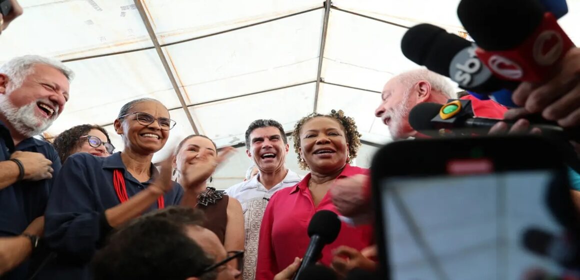 Ministra da Cultura canta “Voando pro Pará” a pedido de Lula durante visita a Belém