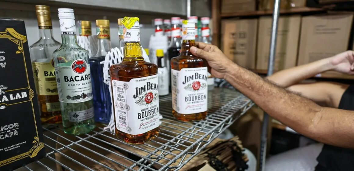Operação conjunta fiscaliza bebidas alcoólicas para coibir venda de produtos adulterados em Belém