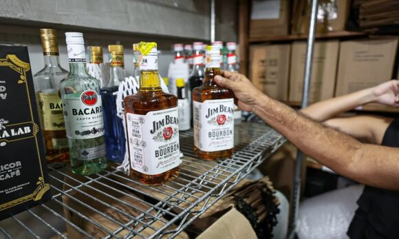Operação conjunta fiscaliza bebidas alcoólicas para coibir venda de produtos adulterados em Belém