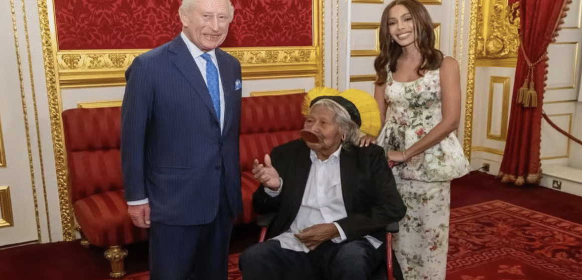 Anitta e cacique Raoni são recebidos pelo rei Charles III em premiação ambiental em Londres