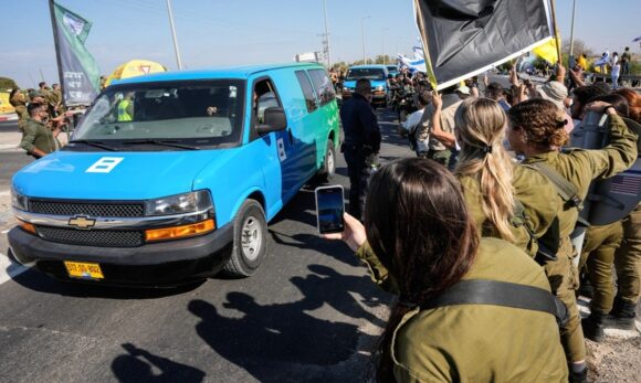Hamas liberta 20 reféns após mais de dois anos de cativeiro na Faixa de Gaza